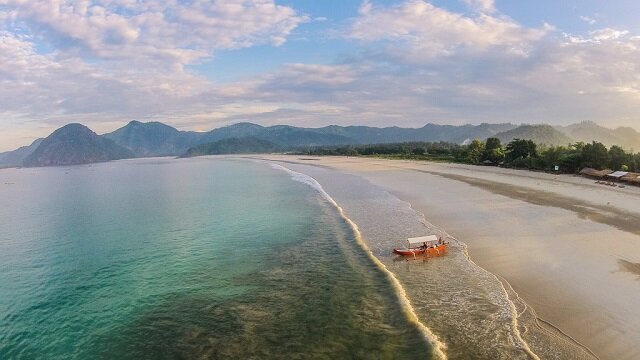 Keindahan Pantai di Lombok blog reservasi com